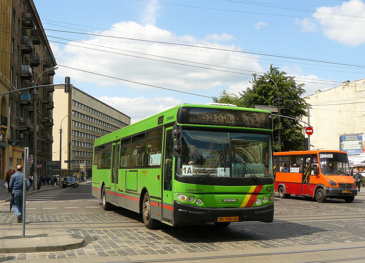 ATP-1 (Львівське комунальне автотранспортне підприємство №1) Scania Castrosua CS.40 City Baujahr 2001 ex Autobuses Urbanos del Sur ``Busursa`` S.A. aus Getafe in Spanien. Vul. Torhova, Lviv am 25-05-2012.

ATP-1 (Львівське комунальне автотранспортне підприємство №1) Scania Castrosua CS.40 City bouwjaar 2001 overgenomen van Autobuses Urbanos del Sur ``Busursa`` S.A. uit Getafe, Spanje. Vul. Torhova, Lviv 25-05-2012.