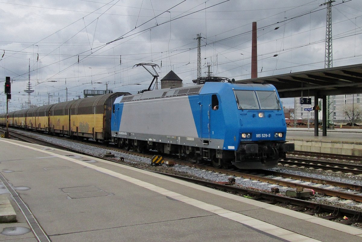 Auch 185 529 durchfahrt am 28 April 2016 Bremen Hbf mit ein ARS-Ganzzug, diesmal in nördlicher Richtung. 