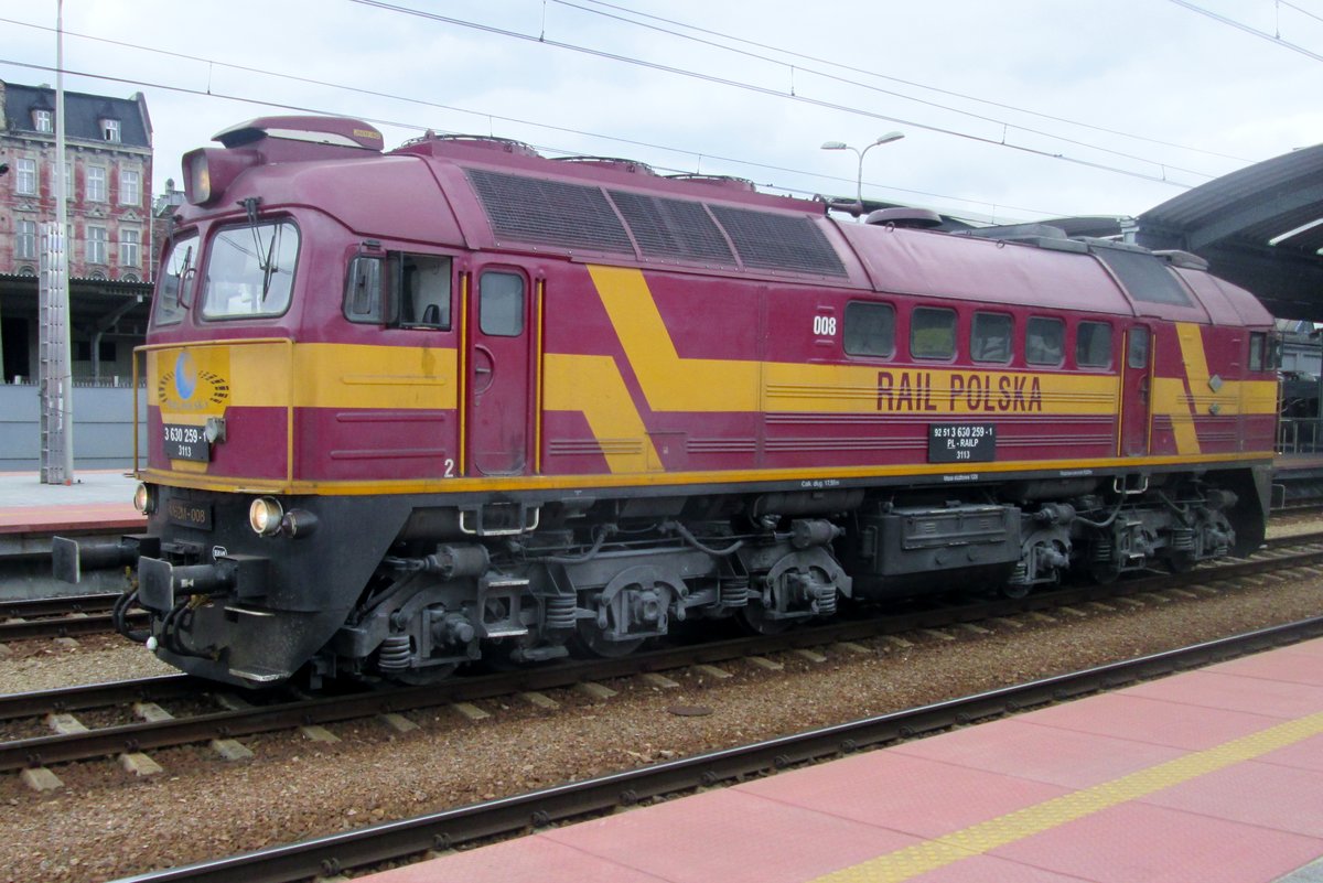 Auch am 28 Mai 2015: Rail Polska M62M-008 durchfahrt solo Katowice Glowny.