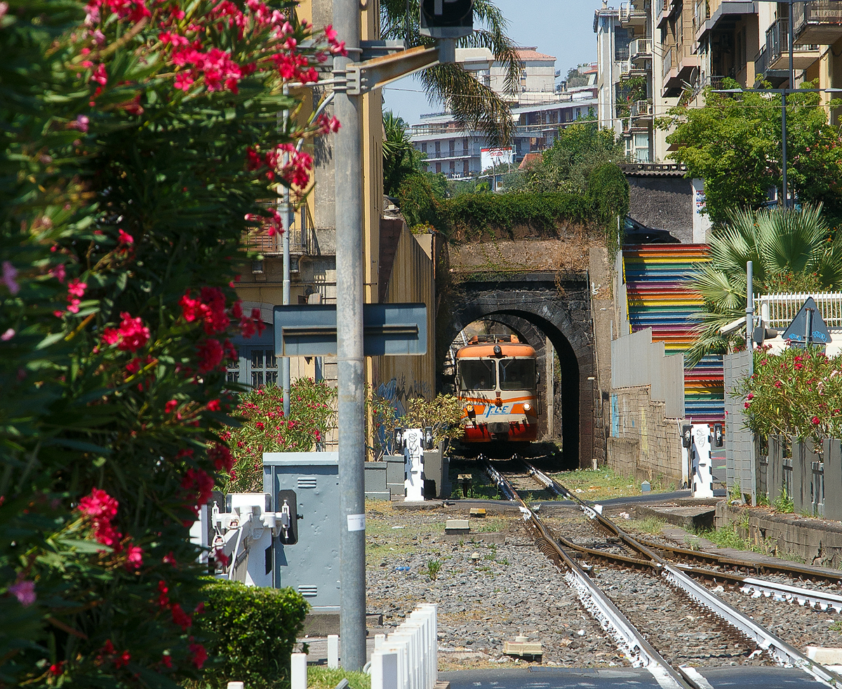 Auch an und um Europas höchsten aktiven Vulkan gibt es eine Bahn, die Schmalspurbahn, die auch den Namen des Vulkans (Ätna / italienisch Etna) in sich trägt, die Ferrovia Circumetnea (FCE).

Die Ferrovia Circumetnea (FCE), auch Circumetnea, ist eine regionale Nahverkehrsgesellschaft auf Sizilien, die eine 950 mm-Schmalspurbahn fast rund um den Ätna betreibt. Nach der kompletten Stilllegung des ehemals ausgedehnten FS-Schmalspurbahnnetzes Siziliens ist sie die letzte verbliebene Schmalspurbahn auf der Insel. Mit einer Streckenlänge von fast 111 km umrundet sie, zwischen Catania Borgo und Riposto, fast den kompletten 3.357 m hohen Ätna. Leider lässt der Fahrplan sehr zu wünschen übrig, mal eben einmal rundherum fahren ist nicht so einfach. Zwischen Randazzo und Riposto finden nur wenige Zugfahrten am Tag statt. Zudem ruht sonntags der ganze Bahnbetrieb. 

Der aus Paternò kommende FCE ADe 15 erreicht am 20.07.2022 nun gleich den Ziel- und Endbahnhof Catania Borgo.
