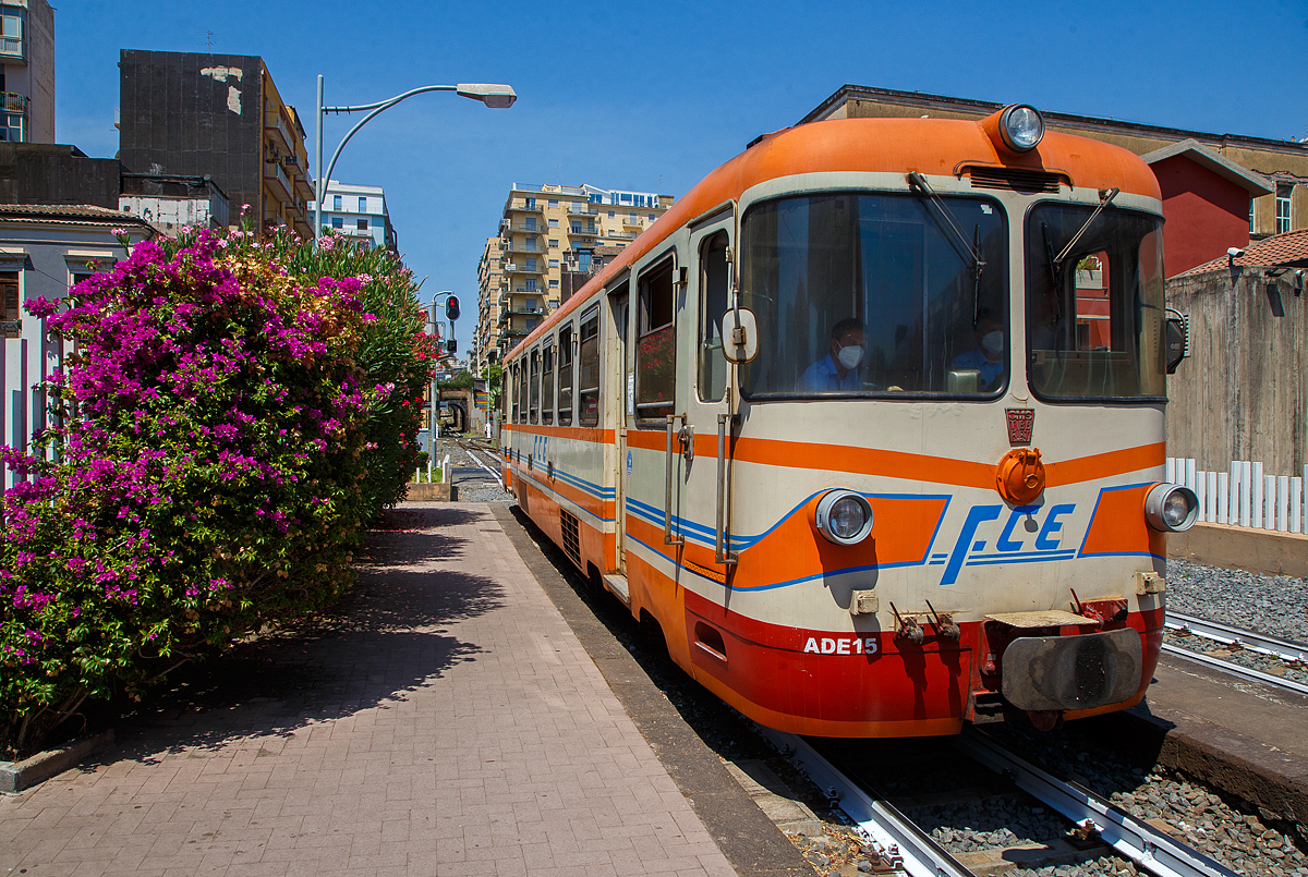 Auch an und um Europas höchsten aktiven Vulkan gibt es eine Bahn, die Schmalspurbahn, die auch den Namen des Vulkans (Ätna / italienisch Etna) in sich trägt, die Ferrovia Circumetnea (FCE).

Die Ferrovia Circumetnea (FCE), auch Circumetnea, ist eine regionale Nahverkehrsgesellschaft auf Sizilien, die eine 950 mm-Schmalspurbahn fast rund um den Ätna betreibt. Nach der kompletten Stilllegung des ehemals ausgedehnten FS-Schmalspurbahnnetzes Siziliens ist sie die letzte verbliebene Schmalspurbahn auf der Insel. Mit einer Streckenlänge von fast 111 km umrundet sie, zwischen Catania Borgo und Riposto, fast den kompletten 3.357 m hohen Ätna. Leider lässt der Fahrplan sehr zu wünschen übrig, mal eben einmal rundherum fahren ist nicht so einfach. Zwischen Randazzo und Riposto finden nur wenige Zugfahrten am Tag statt. Zudem ruht sonntags der ganze Bahnbetrieb. 

Der aus Paternò kommende FCE ADe 15 erreicht am 20.07.2022 den Ziel- und Endbahnhof Catania Borgo.

10 dieser dieselelektrischen Triebwagen (ADe 11 bis 20) wurden Ende der 1970er-Jahre von OMS, TIBB und Fiat Ferroviaria für die Ferrovia Circumetnea (FCE) gebaut, heute sind noch 8 vorhanden. 

TECHNISCHE DATEN:
Hersteller: OMS, TIBB,  Fiat Ferroviaria 
Gebaute: 10
Spurweite: 950 mm
Achsfolge: Bo' Bo'
Treibraddurchmesser: 750 mm (neu)
Höchstgeschwindigkeit: 80 km/h 
