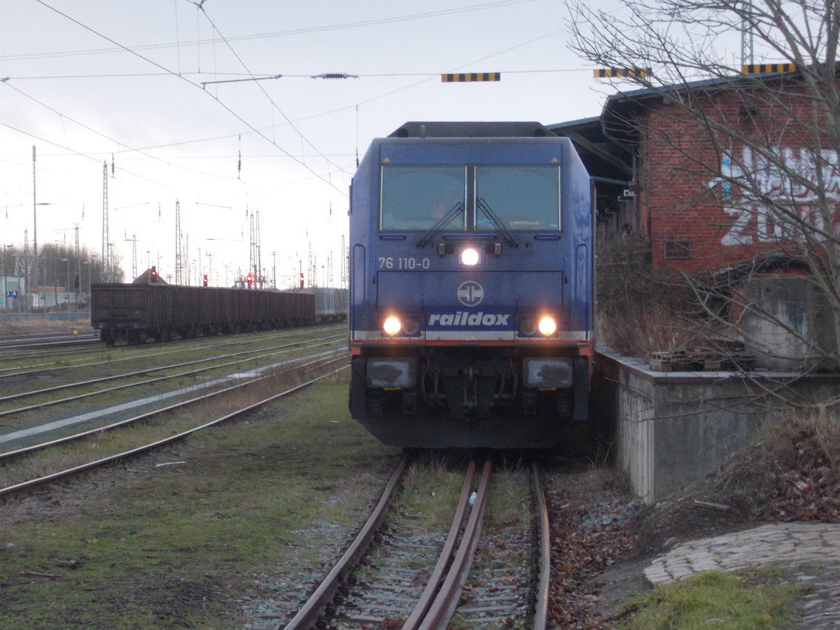 Auch in Bergen/R�gen stand,am 12.Februar 2018,Raildox mit einer 76er.Hier war es die 76 110.