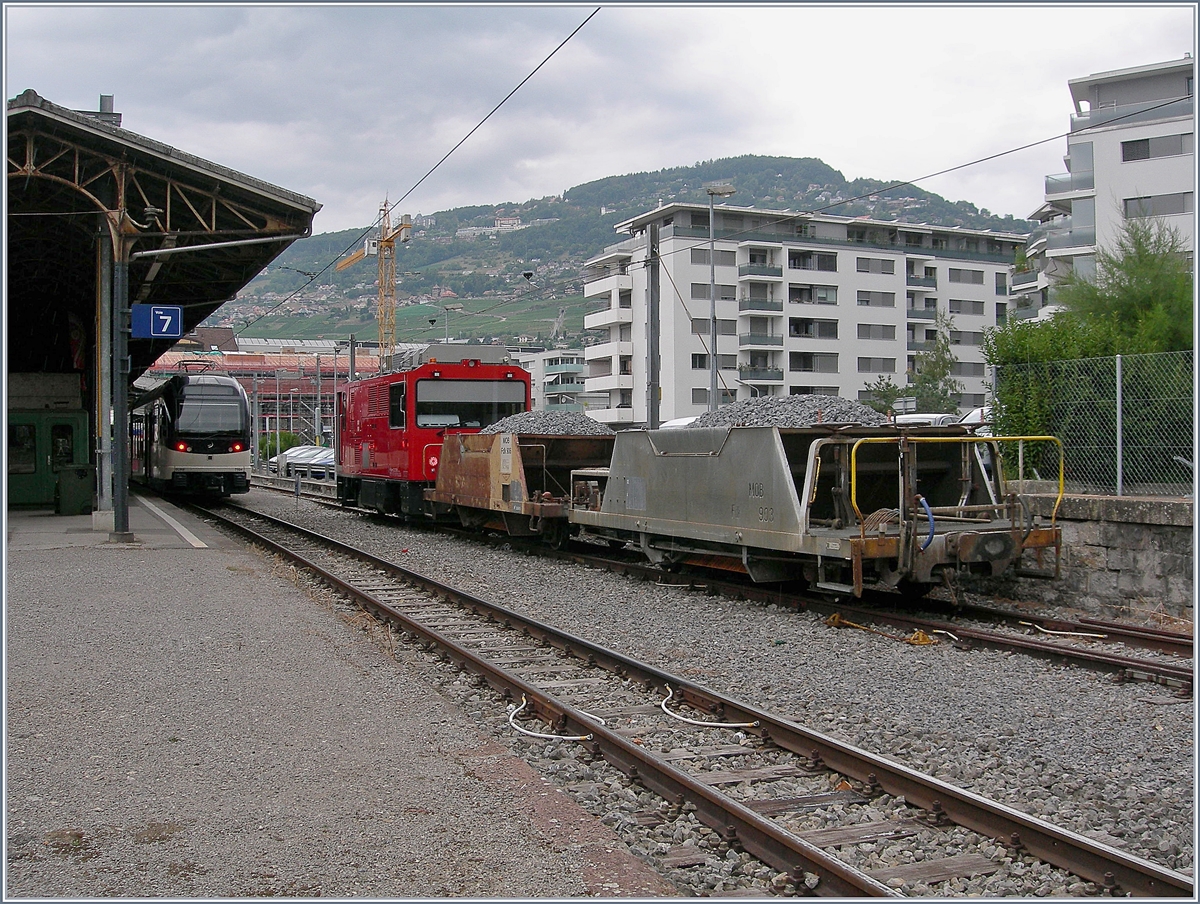 Auch die HGem 2/2 2501 wird für die Bauarabeiten eingesetzt und wartet mit den Schotterwagen Fdk 906 und Fdk 903 auf den Einsatz.
Vevey, den 17. August 2018