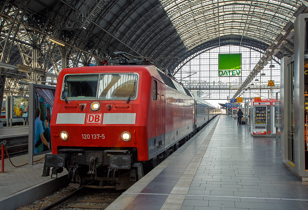 Auch schon historisch, da die Lok bereits abgestellt wurde....
Die 120 137-5 (91 80 6120 137-5 D-DB) der DB Fernverkehr AG fährt am 18.05.2018 mit einem IC in den Hauptbahnhof Frankfurt am Main ein.

Die Lok wurde 1988 von Thyssen-Henschel in Kassel unter der Fabriknummer 32893 gebaut, die elektrische Ausrüstung ist von BBC - Brown, Boveri & Cie. in Mannheim Siemens. Nur 10 Tage nach meinem Bild wurde die Lok, wie so viele 120er, abgestellt. Seit Februar 2020 befindet sie sich im SSM (Stillstandsmanagement) in Leipzig-Engelsdorf. Ob sie nochmal eingesetzt wird ist sehr ungewiss.