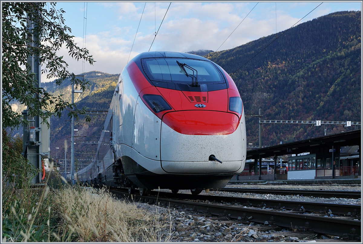 Auch wenn er nicht gerade geschickt steht, freute ich mich, den schönen Giruno sehen und fotografieren zu dürfen.
Der RABe 501 002 (UIC 93 85 0 501 002-6 CH-SBB) steht in Martigny, wohl für Testfahrten zwischen Martigny und Sion.
30. Okt. 2017