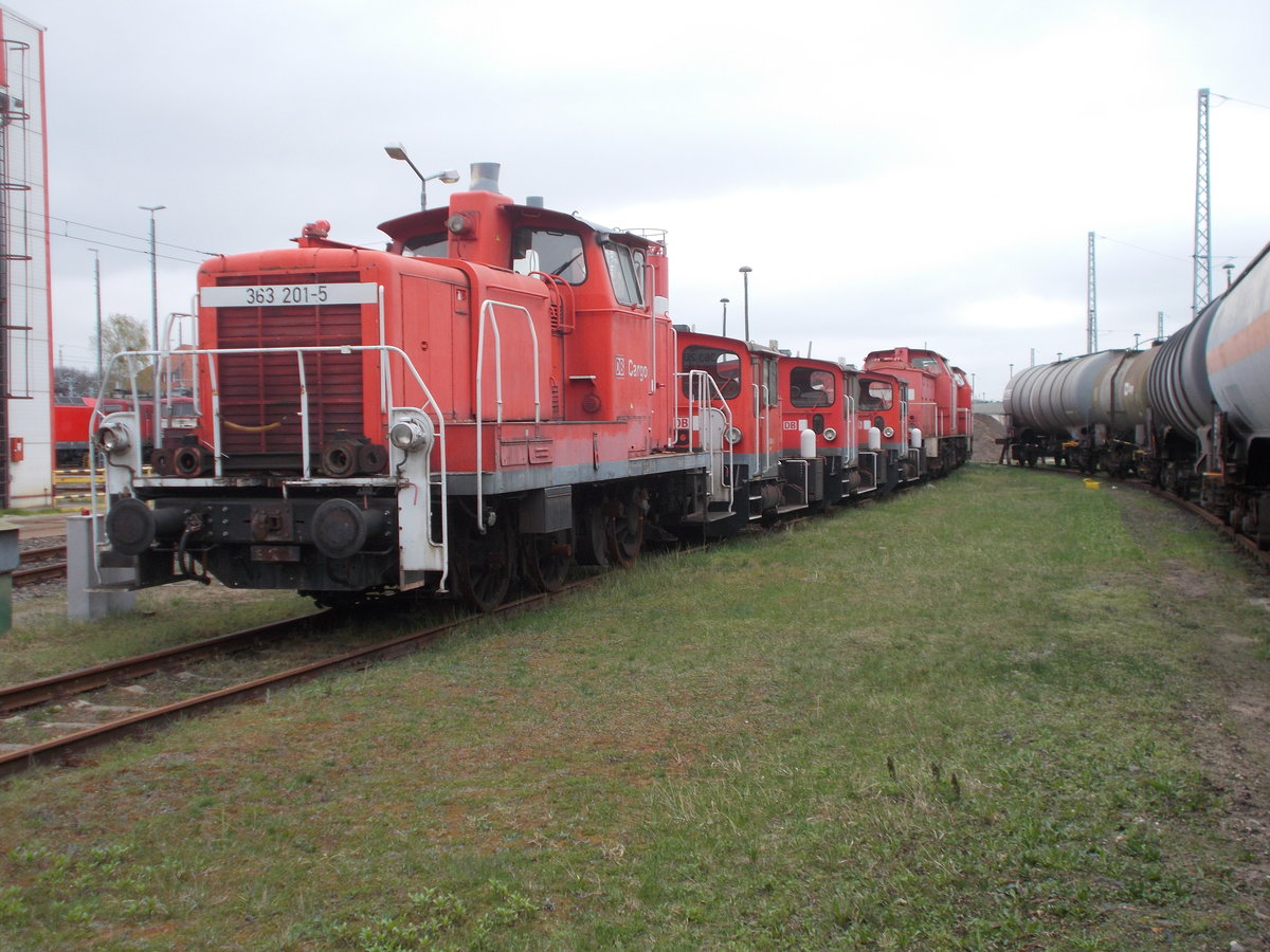 Auf dem Abstellgleisen,neben der Lokhalle,im Bh Seddin stand,am 08.April 2017,das Dreibein 363 201,zusammen mit 333er und 298er.