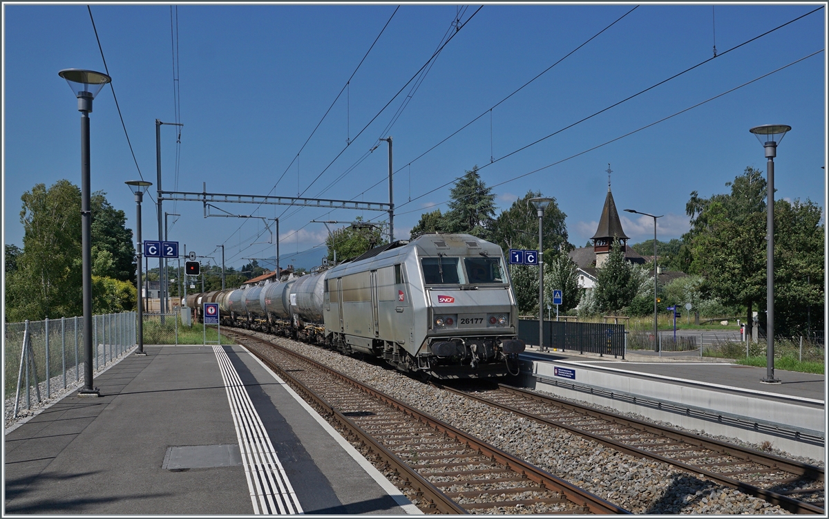 Auf den ersten Blick eine typisch, zeitgemässe SBB Station, nur der Zug scheint nicht zu passen... Die SNCF BB 26177 (Sybic) fährt mit einem gemischten Güterzug auf dem Weg nach Genève La Praille durch den Bahnhof von Satigny, auf der Strecke (Bellegarde Ain) - La Plaine - Genève, die abweichend vom übrigen SBB Netz mit 25 000 Volt 50 Hertz Wechselstrom elektrifiziert ist.

19. Juli 2021 