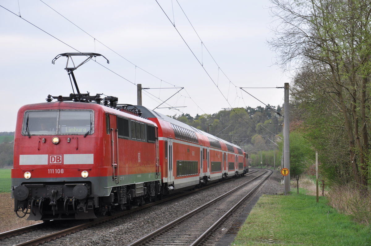 Auf Grund von fehlenden Stw und ausgefallener 143 er fuhr am 12.04.2018 ein Ersatzpark auf der RB22. Dieser wurde von 111 108 am Zuganfang, 4 Doppelstockwagen und 111 086 am Zugende gebildet. Hier fährt die Garnitur mit Sonderziel  Limburg  als RB22 in den kleinen Haltepunkt Lindenholzhausen.