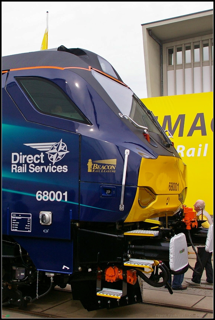 Auf der InnoTrans 2014 in Berlin war die von Beacon Rail angemietete 68001 auf dem Freigel�nde zu sehen. Mit dem Taufnamen  Evolution  wird sie bei Direct Rail Services eingesetzt.
<br><br>
Daten: Class 68, Typ Vossloh UKLight, Baujahr 2014, Spurbreite 1435 mm, Achsformel Bo'Bo'-de, Gewicht 85 t, Leistung 2800 kW, Geschwindigkeit 160 km/h.
<br><br>
Webseite DRS (english): http://testserver.org.uk/
