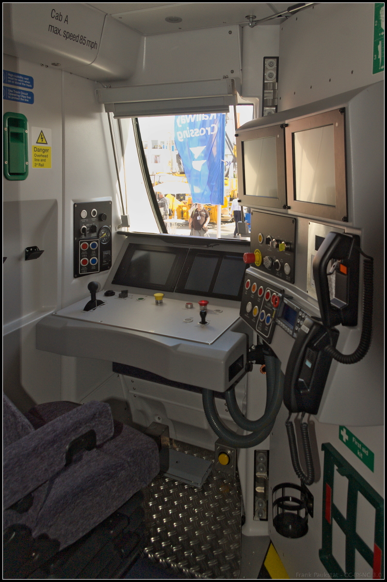 Auf der InnoTrans 2018 in Berlin wurde der Desiro City für die Govia Thameslink Railway vorgestellt und so ergab sich die Gelegenheit einmal den Führerstand des als Class 717 eingereihten Triebzugs zu fotografieren. Ausgestellt war der Triebzug auf dem Freigelände der Messe.