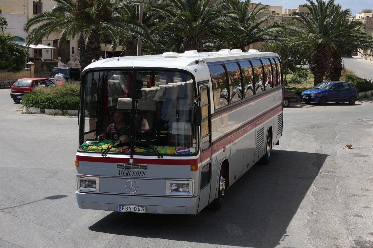 Auf der Insel Gozo des Staates Malta war am 16.5.2014 noch dieser Mercedes 303 Bus im Einsatz. 