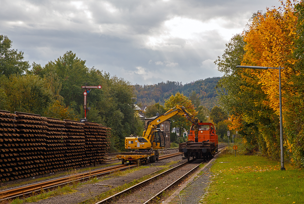 
Auf den letzten vorhandenen Metern Gleis der Strecke zwischen Bahnhof Herdorf und Neunkirchen tätigt die KSW 45 (98 80 0276 016-9 D-KSW) eine MaK G 1204 BB der Kreisbahn Siegen-Wittgenstein mit einem 2-achsiger Flachwagen der Gattung Ks 446 am 11.10.2020 in Herdorf den Pendelverkehr.
Hier hat sie gerade mit den Altgleisstücken beladenen Flachwagen den Bahnhof Herdorf erreicht. Nun entlädt der Liebherr Zweiwegebagger A 922 Rail Litronic, Kleinwagen Nr. D-HGUI 99 80 9903 415-4, (interne Nr. 54) der Hering Bau GmbH & Co. KG (57299 Burbach) den Ks-Wagen und stapelt die Gleisstücke am Gleis 3 auf. 