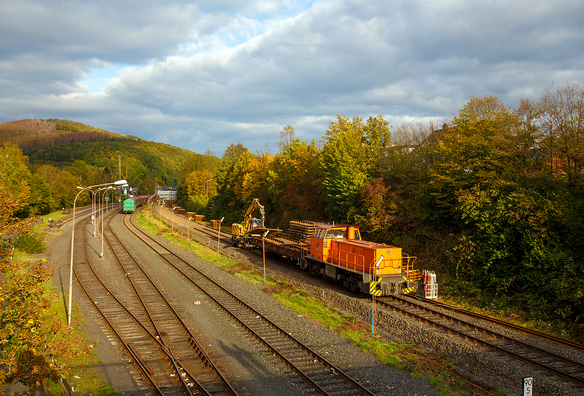 
Auf den letzten vorhandenen Metern Gleis der Strecke zwischen Bahnhof Herdorf und Neunkirchen tätigt die KSW 45 (98 80 0276 016-9 D-KSW) eine MaK G 1204 BB der Kreisbahn Siegen-Wittgenstein mit einem 2-achsiger Flachwagen der Gattung Ks 446 am 11.10.2020 in Herdorf den Pendelverkehr.

Hier belädt gerade der Liebherr Zweiwegebagger A 922 Rail Litronic, Kleinwagen Nr. D-KAF 99 80 9903 659-7, der KAF Falkenhahn Bau AG (Kreuztal), den Flachwagen mit ca. 6 m langen Altgleisstücken.