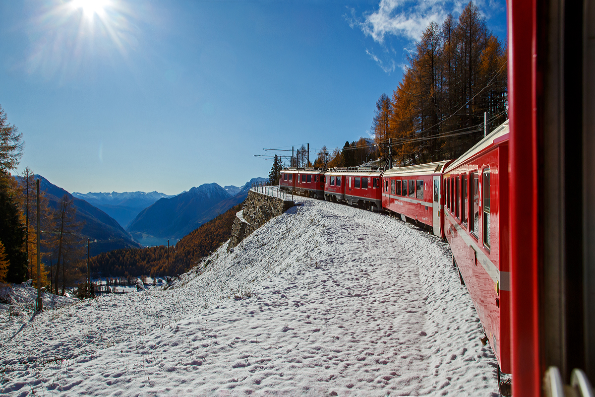 
Auf der Rückfahrt, bei bestem Kaiserwetter....
Geführt von den beiden RhB ABe 4/4 III Triebwagen Nr. 53  Tirano  und Nr. 54  Hakone  erreicht am 04.11.2019 unser RhB Regionalzug, von Tirano nach St. Moritz, bald Alp Grüm.

Unten im Tal (Puschlav) sieht man den Lago di Poschiavo (dt. Puschlaversee).
