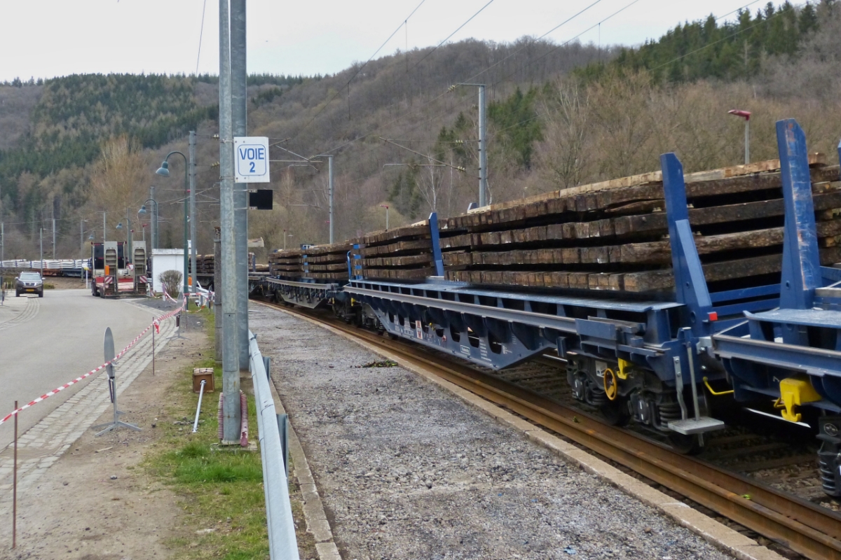 Auf diese Schwellentransportwagen der Gattung „Slnps“, legt Schwellentransportschlitten 2 die ausgebauten Schwellen ab, diese waren zu Beginn der Arbeiten mit neuen schwellen beladen. Drauffelt 09.04.2021