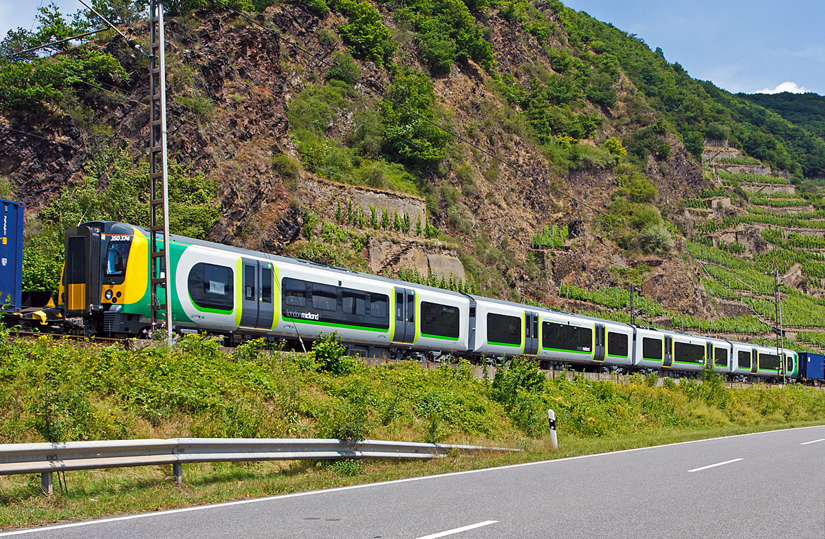 
Auf Überführungsfahrt 350 374 ein funkelnagelneuer Desiro Class 350/3 der London Midland, er wird am 22.06.2014 von der PCW 7 / ER 20-2007 (92 80 1223 081-1 D-PCW) vom Prüf- und Validationscenter Wegberg-Wildenrath der Siemens AG, bei Kobern-Gondorf auf der Moselstrecke (KBS 690) in Richtung Trier gezogen.

Die Fahrzeuge der Class 350 (Britischen Klasse / Baureihe 350) sind vierteilige elektrische Regionaltriebzüge (EMU - electric multiple unit) aus dem von Siemens Rail Systems entwickelten Fahrzeugkonzept Desiro. Bei den Triebzügen in Aluminiumbauweise handelt es sich um Zweisystemfahrzeuge, die entweder mit 750 V an Gleichstromschiene oder mit 25 kV Wechselstrom an Oberleitung fahren können. Daher sind sie universell auf dem englischen Netz einsetzbar. Die klimatisierten Triebzüge verfügen über eine Standardtoilette und ein Behinderten-WC. Die 81.356 mm lagen Triebzüge haben eine Leistung von 1.500 kW, bei einem Eigengewicht von 176t haben sie eine Höchstgeschwindigkeit von 160 km/h.

London Midland ist der Markenname der britischen Eisenbahngesellschaft London and Birmingham Railway Ltd und ein Tochterunternehmen von Govia, einem Joint Venture zwischen Go-Ahead und Keolis.  Sie ist Teil des Verbundes National Rail und übernahm ab November 2007 im Rahmen dessen zahlreiche Strecken von ihren Vorgängern Silverlink und Central Trains. Das Zentrum des etwa 150 Bahnhöfe umfassenden Streckennetzes der London Midland ist die mittelenglische Metropole Birmingham in den Midlands.
