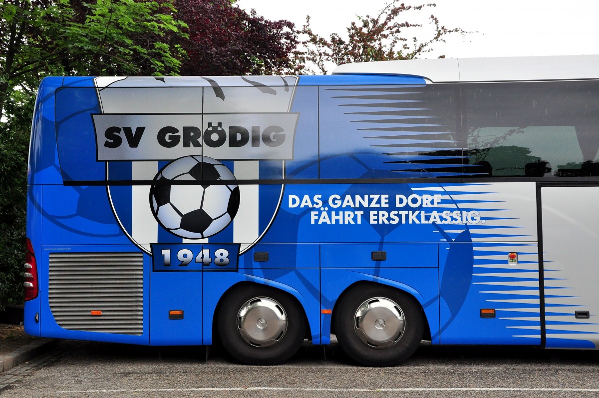 Aufkleber am Mercedes Travego von SCHWAB Reisen aus sterreich,Mannschaftsbus des SV Grdig am 22.5.2015 in Krems.