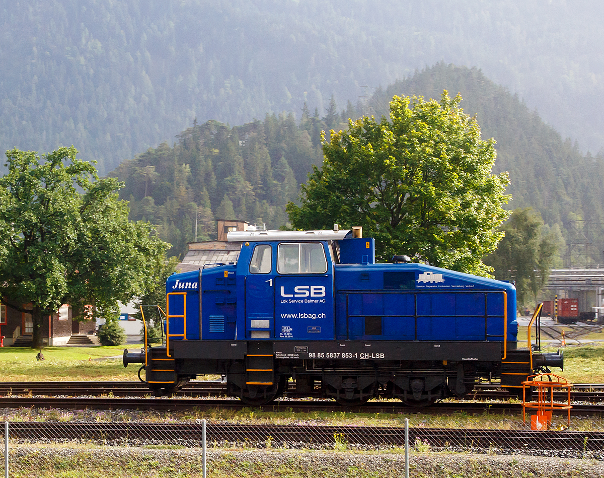 
Aus dem Zug heraus, die Em 3/3  Juna  (98 85 5837 853-1 CH-LSB) eine Henschel DHG 500 C der LSB Lok Service Balmer AG, ex RAG 451, steht am 12.09.2017 in Domat/Ems.

Die Henschel  DHG 500 C wurde 1973 von Henschel in Kassel unter Fabriknummer  31236 gebaut und an die Hibernia AG, Zechenbahn- und Hafenbetriebe Ruhr-Mitte in Gladbeck als 30-500 geliefert, die spter in RAG - Ruhrkohle AG eingegliedert wurde. Im Jahre 2003 ging die Lok dann in die Schweiz an die LSB Lok Service Burkhardt AG in Hinwil, wo sie als Mietlok angeboten wird. 2016 wurde die Lok von der LSB in Hinwil komplett neu revidiert und remotorisiert.

Die Henschel DHG 500 C ist eine dieselhydraulische Lokomotive, die von den Henschel-Werken gebaut wurde. Sie war vor allem fr den Einsatz im schweren Werksdienst vorgesehen. Die Lok gehrt zur ab 1962/63 angebotenen sogenannten vierten Generation der Henschel-Loks, der ersten Generation mit Gelenkwellenantrieb. Die Aufbauten wurden dabei ohne groe nderungen von der vorigen Generation bernommen.  Zur besseren Bogenlufigkeit war die mittlere Achse seitenverschiebbar gelagert. 

Von den Henschel DHG 500 C wurde zwischen 1963 und 1976 insgesamt  62 Exemplaren gebaut. Die Loks gingen vornehmlich an Bergbaugesellschaften und Stahlproduzenten sowie Chemieunternehmen. So erwarb die Rheinelbe Bergbau AG in Gelsenkirchen elf Loks und die Hibernia AG, Zechenbahn- und Hafenbetriebe Ruhr-Mitte in Gladbeck neun Loks vom Typ DHG 500 C. Die meisten Lokomotiven wiesen bei Auslieferung den Henschel-Standardanstrich in Blau mit zwei horizontalen Zierstreifen an den Vorbauten auf. Die durch Zusammenschluss entstandene Ruhrkohle AG hatte zeitweise 31 Lokomotiven dieses Typs im Bestand. 

TECHNISCHE DATEN (nach Umbau):
Spurweite:  1.435 mm (Normalspur)
Achsformel: C
Lnge ber Puffer:  9.900 mm
Hhe:  4.225 mm
Breite: 3.040 mm
Fester Radstand:  3.700 mm
Kleinster bef. Halbmesser:  80 m
Dienstgewicht:  60 t
Hchstgeschwindigkeit: 30 km/h / 60 km/h
Treibraddurchmesser:  1.000 mm
Motor:  neuer Deutz V6 Motor mit elastischer Vorschaltkupplung. inkl. Partikelfilter (Vollstrombrenner mit aktiver Regeneration)
Installierte Leistung:  368 kW (500 PS)
Getriebe:  Voith
Leistungsbertragung:  hydraulisch (ber Gelenkwellen)
