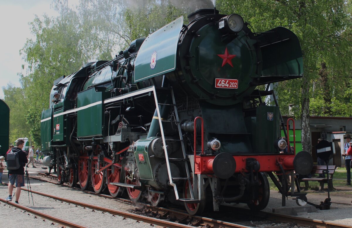 Aus Olomouc kam am 11 Mai 2024 der 464.202 ins Eisenbahnmuseum in Luzna u Rakovnika. Nach neue Kohle bekommen zu haben, bereitet die Laubfroasch sich fr die Parade am Drehscheibe vor und lasst sich gerne fotografieren.