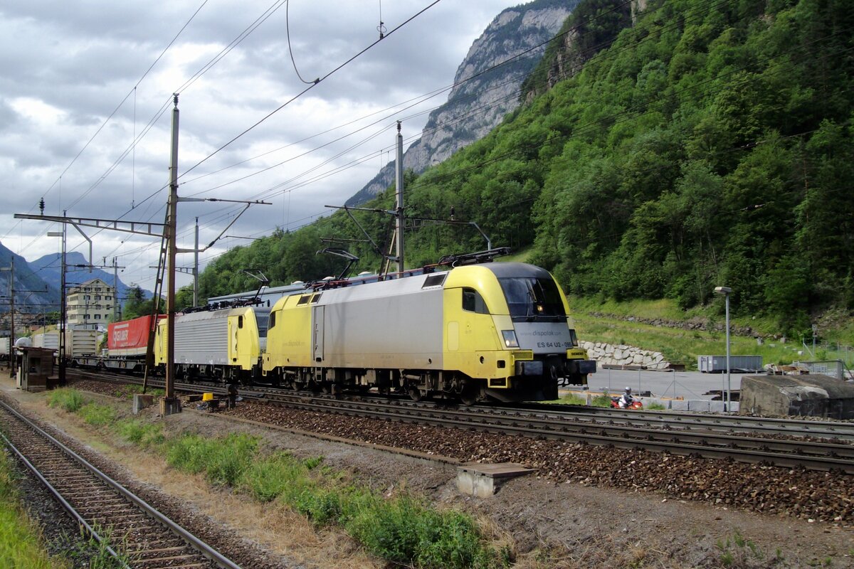 Ausfahrt von der kahler TX Log U2-095 aus Erstfeld nach Gschenen am 7 Juni 2009.