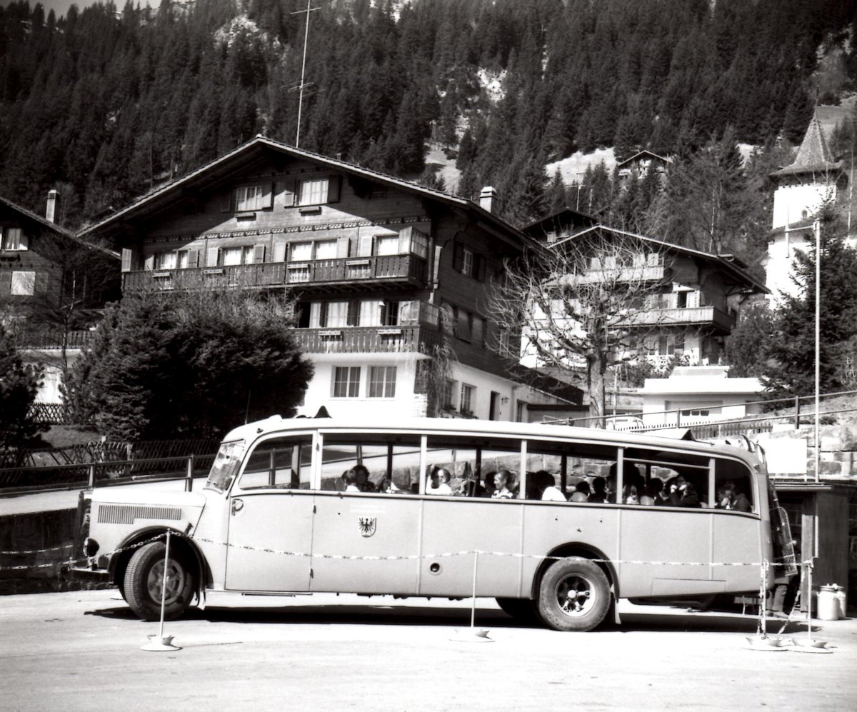 (AZiN 24) - Aus dem Archiv: AFA Adelboden - Nr. 15/BE 231'897 - Saurer/Saurer (ex P 23'052; ex P 2076) am 9. April 1974 beim Autobahnhof Adelboden