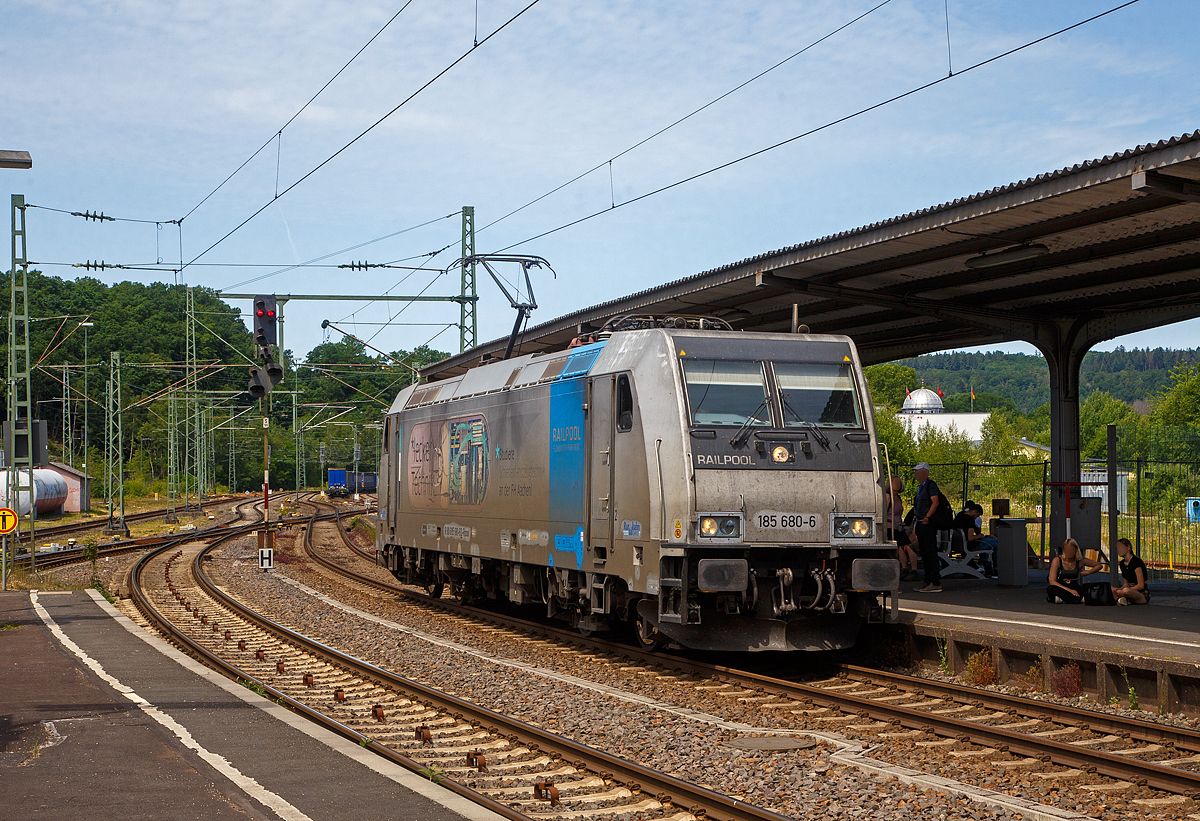 Bahnchaos in Betzdorf (Sieg)....
Die an die RTB CARGO GmbH vermietete 185 680-6 (91 80 6185 680-6 D-Rpool) der Railpool GmbH fährt am 17.06.2022 als Lz auf dem Gegengleis (Gleis 106) durch den Bahnhof Betzdorf (Sieg) nach Kirchen (Sieg), um einen liegengeblieben Güterzug abzuschleppen. Dies geschah in Richtung Siegen, da ich beide nach 2 Stunden noch nicht zu sehen bekam.  

Die TRAXX F140 AC2 wurde 2009 von Bombardier Transportation GmbH in Kassel unter der Fabriknummer 3469 gebaut. Mit Werbung „-lecker Technik - Studiere Schienenfahrzeugtechnik an der FH Aachen!“. Sie hat die Zulassung für D/ A/ H.