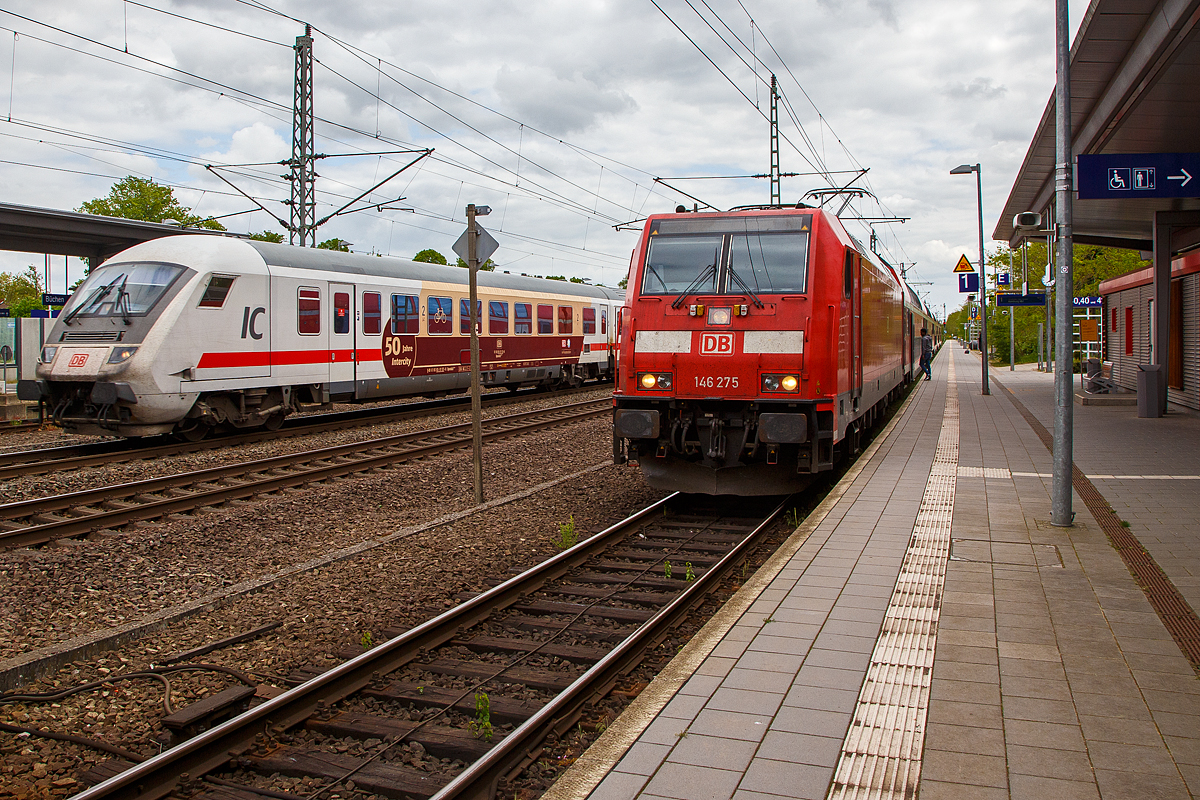 Bahnhof Bchen (Schleswig-Holstein) am 14.05.2022:
Whrend recht die DB 146 275 mit dem RE 1  Hanse-Express  nach Hamburg (Rostock - Schwerin - Hamburg) steht, rauscht Steuerwagen voraus der IC 2213 (Ostseebad Binz - Hamburg – Stuttgart) in Richtung Hamburg durch den Bahnhof. Der IC mit Werbung „50 Jahre Intercity“, Schublok war die 101 110-5 und hier vorne der modernisierte klimatisierte 2. Klasse InterCity-Steuerwagen D-DB 61 80 80-91 101-8 der Bauart Bpmmbdzf 286.1 (ex Bpmbdzf 296.1).