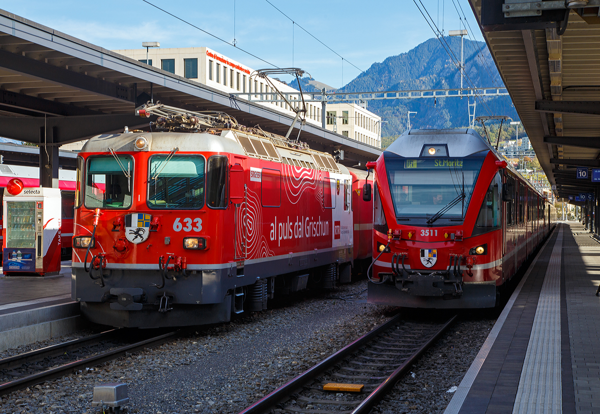 
Bahnhof Chur am 01.11.2019: 
Links (Gleis 11) steht die RhB Ge 4/4 II – 633   Zuoz  mit Werbung für Radiotelevisiun Svizra Rumantscha (RTR) mit dem RE nach Disentis/Mustér. 
Rechts (Gleis 10) steht der RhB ALLEGRA-Zweispannungstriebzug (RhB ABe 8/12) 3511  Otto Barblan  mit dem RhB Alvra-Gliederzug bzw. Albula-Gliederzug AGZ ABi 5703 (Alvra ist rätoromanisch für Albula), als IR nach St. Moritz zur Abfahrt bereit.