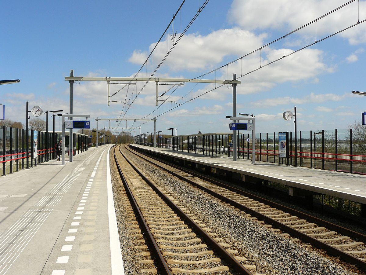 Bahnhof Sassenheim 20-04-2013.

Station Sassenheim gefotografeerd in de richting Schiphol 20-04-2013.