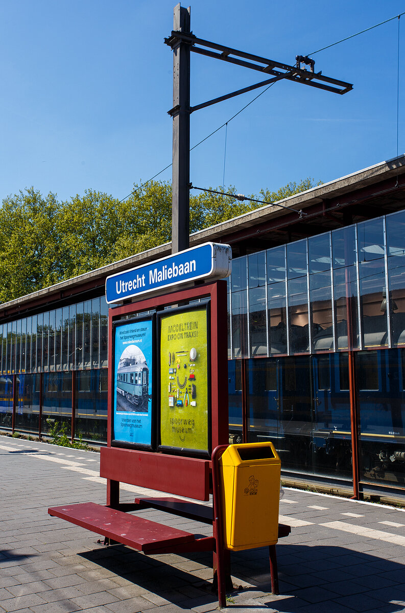 Bahnhof Utrecht-Maliebaan, wo sich seit 1954 das Het Spoorwegmuseum (bis 2005 NSM - Nederlands Spoorwegmuseum / Niederl�ndischen Eisenbahnmuseum) befindet, hier am 29 April 2025. Hinten das noch aktive Stumpf- bzw. Kopfgleis, zwischen hier und Utrecht Centraal, via Blauwkapel, fahren heute noch die Pendelz�ge als Sprinter RE 28300. Der Bahnhof wird aber auch noch gelegentlich noch f�r Z�ge nach Amersfoort Centraal und weiter entfernt genutzt, wenn zwischen Utrecht Centraal und Blauwkapel Bauarbeiten stattfinden