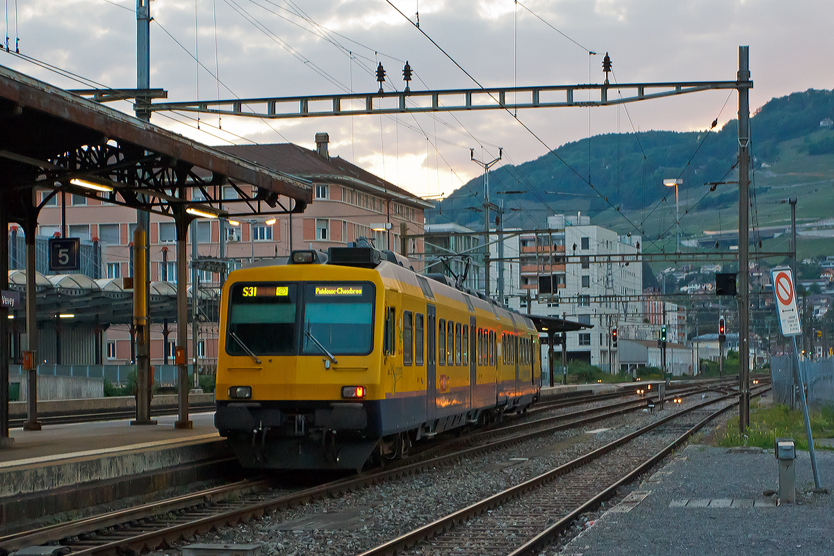 
Bahnhof Vevey am 26.05.2012 um 21:11 Uhr, so langsam wird es dunkel, wie auch für den  Train des Vignes  in dieser Zugskomposition und Lackierung düster wird. 

SBB RBDe 560 131-5 mit Steuerwagen Bt 50 85 29-35 931-9 als Train des Vignes  (S31) fährt aus dem Bahnhof Vevey in Richtung Puidoux-Chexbres los.