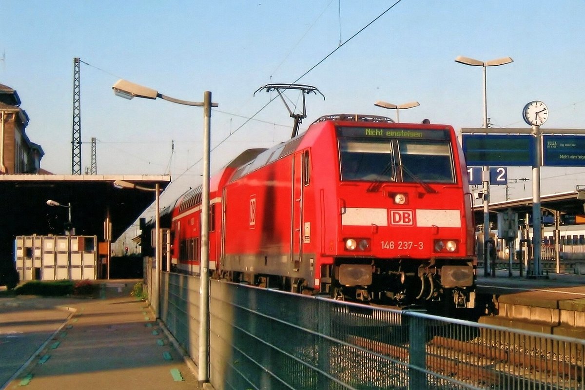 Bahnhofsszenerie mit 146 237 in Offenburg am 21 September 2011. 