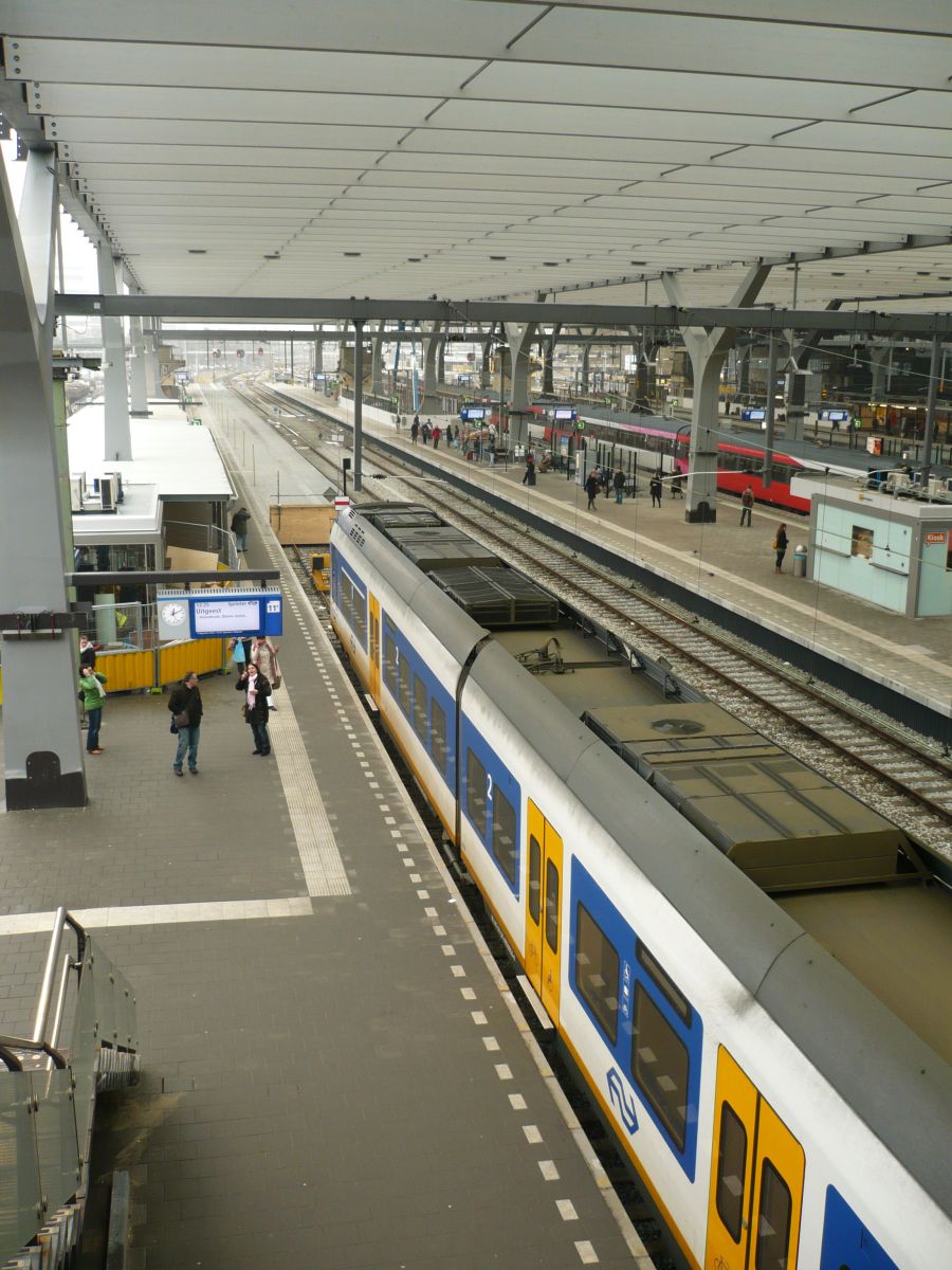 Bahnsteig Gleis 10 und 11 Rotterdam Centraal Station 29-02-2012.

Tijdelijk perron spoor 10 en 11 Rotterdam Centraal Station 29-02-2012.