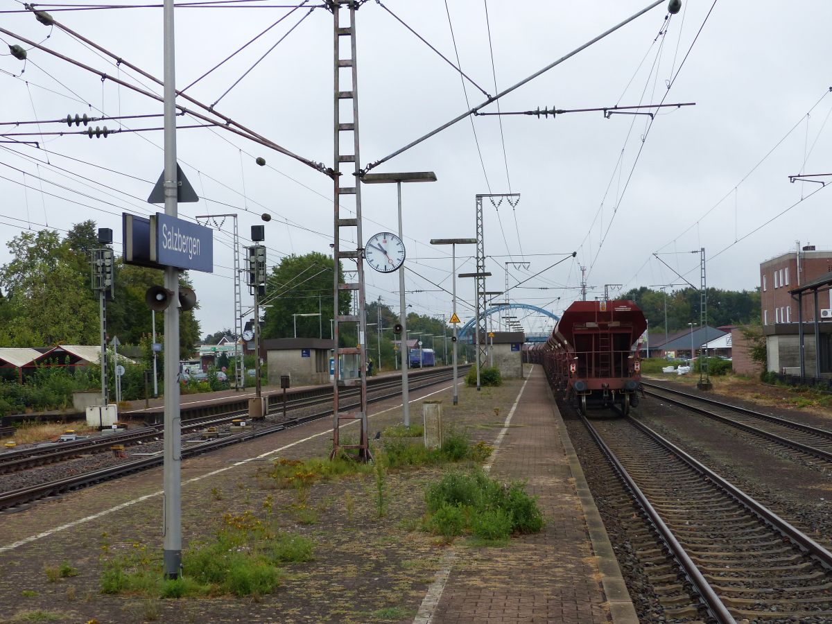 Bahnsteig Gleis 2 und 3 Bahnhof Salzbergen 17-08-2018.

Perron spoor 2 en 3 station Salzbergen 17-08-2018.