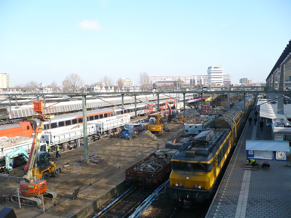 Bahnsteig Gleis 8 und 9 whrend der Umbau/Neubau Rotterdam Centraal Station 16-02-2011. 


Perron spoor 8 en 9 tijdens de bouw van het nieuwe station. Op de voorgrond op spoor 7 een DDAR. Rotterdam Centraal Station 16-02-2011.
