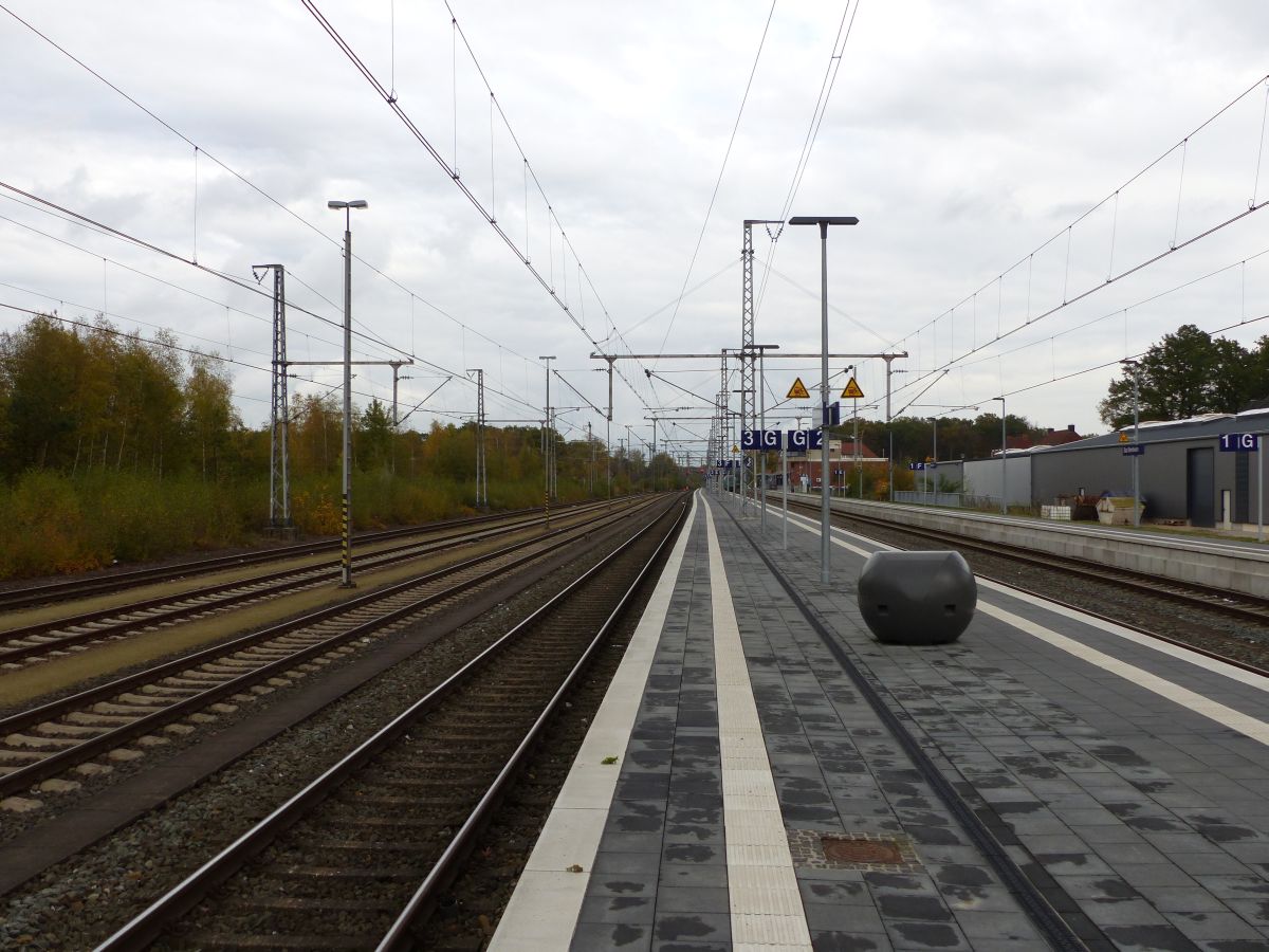 Bahnsteiggleis 2 und 3 Bahnhof Bad Bentheim 02-11-2018.

Perron spoor 2 en 3 station Bad Bentheim 02-11-2018.