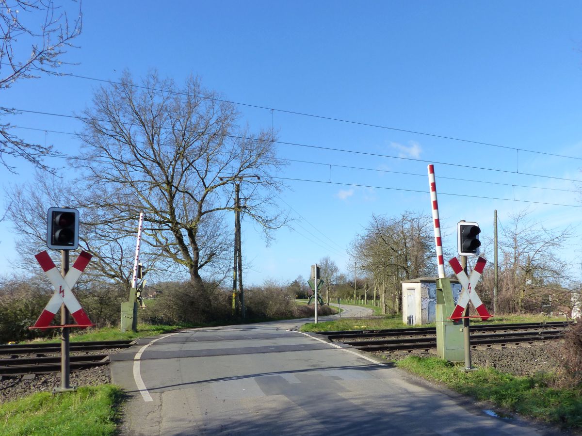 Bahnbergang Alte Heerstrasse, Rees 12-03-2020.

Overweg Alte Heerstrasse, Rees 12-03-2020.