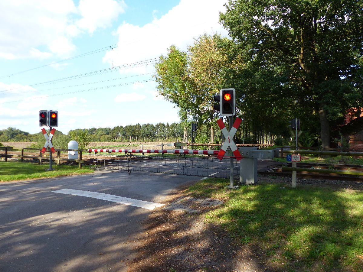 Bahnbergang Devesstrae, Salzbergen 13-09-2018.

Overweg Devesstrae, Salzbergen 13-09-2018.