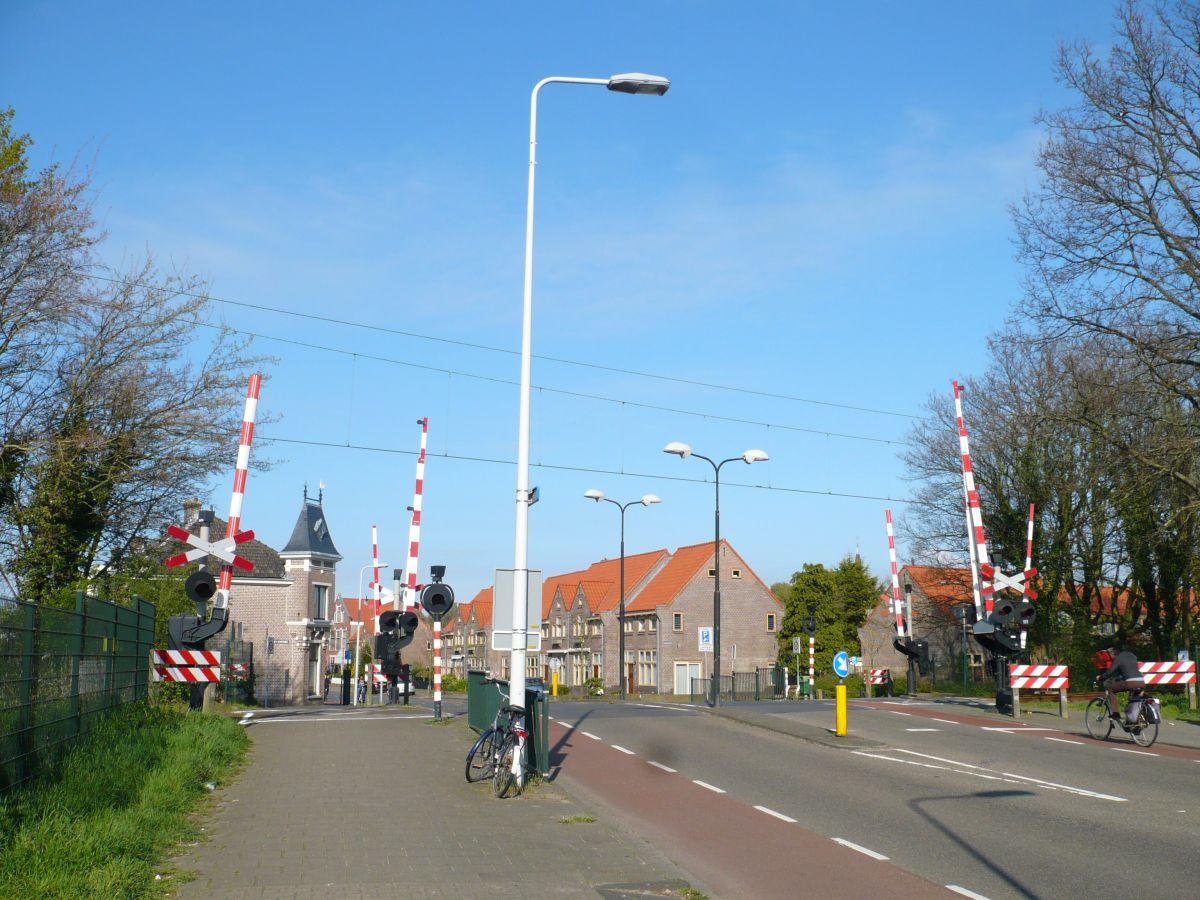 Bahnbergang Herenstraat Eisenbahnstrecke Leiden - Woerden. Herenstraat, Leiden 07-04-2017. 


Overweg Herenstraat spoorlijn Leiden - Woerden. Herenstraat, Leiden 07-04-2017.