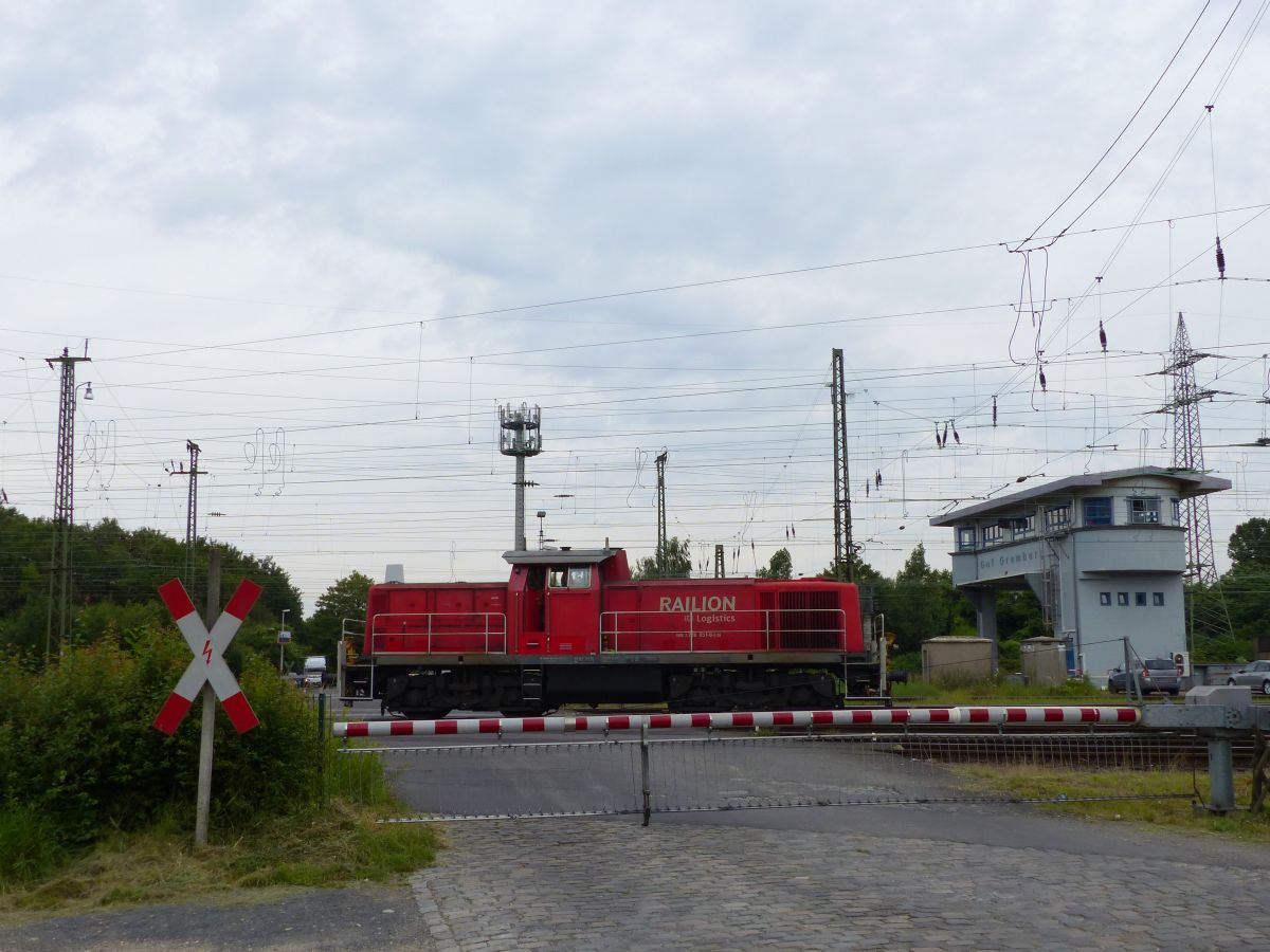 Bahnbergang Porzer Ringstrae mit DB Cargo Diesellok 296 051-6, Rangierbahnhof Kln Gremberg 09-07-2016.

DB Cargo dieselloc 296 051-6 overweg Porzer Ringstrae, rangeerstation Keulen Gremberg 09-07-2016.