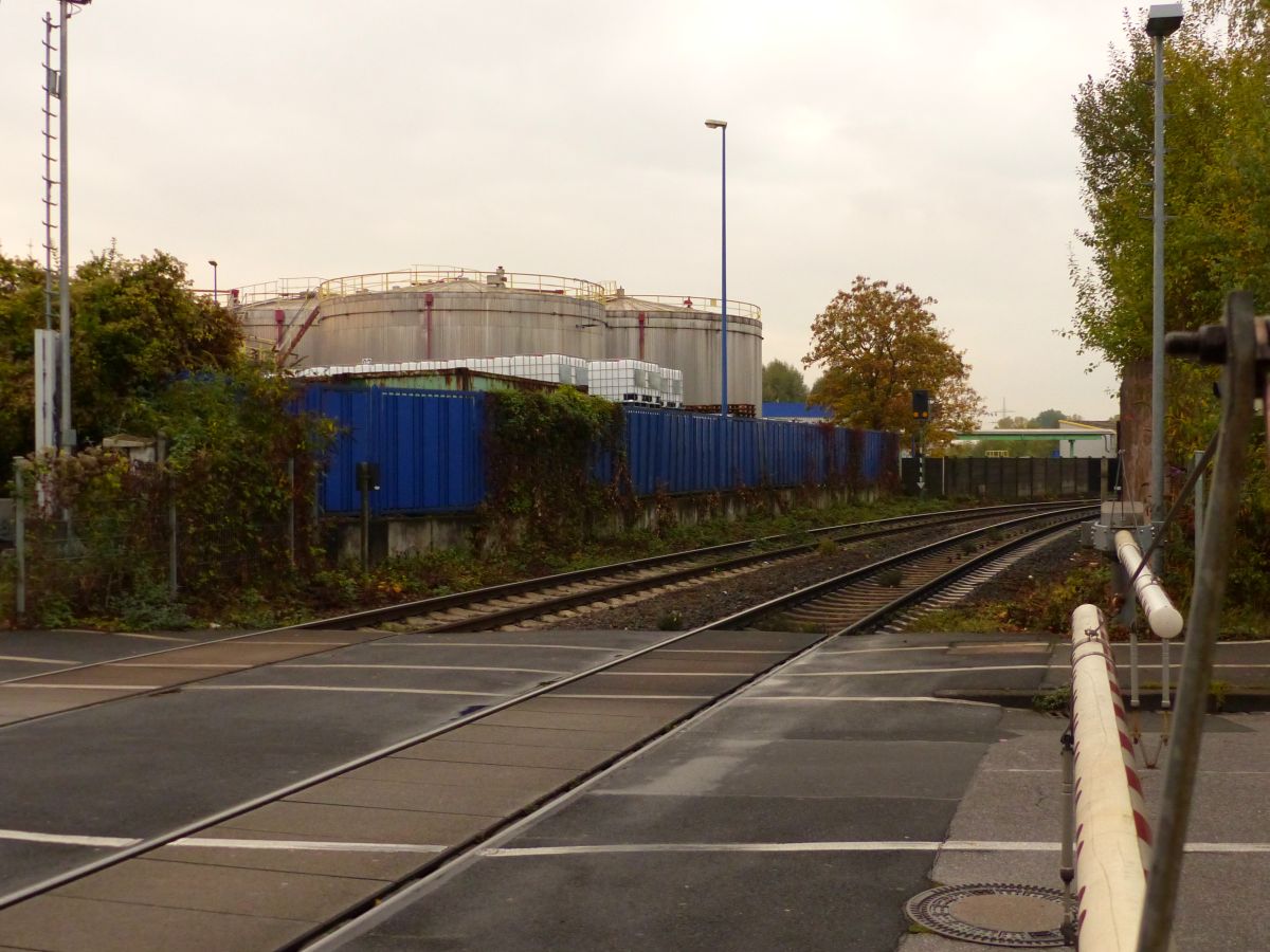 Bahnbergang Wanheimerstrasse, Duisburg 20-10-2016.

Overweg Wanheimerstrasse, Duisburg 20-10-2016.