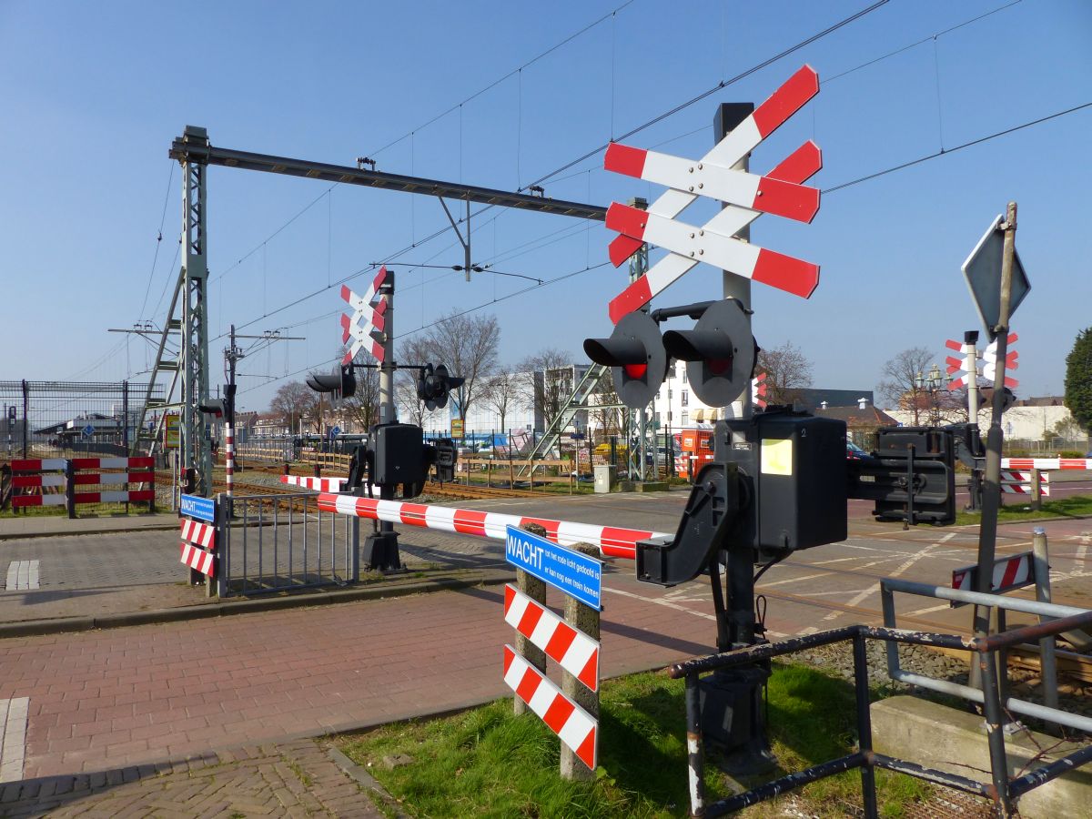 Bahnbergang Westhavenkade bei Bahnhof Vlaardingen Centrum 16-03-2017.

Overweg Westhavenkade bij station Vlaardingen Centrum 16-03-2017.