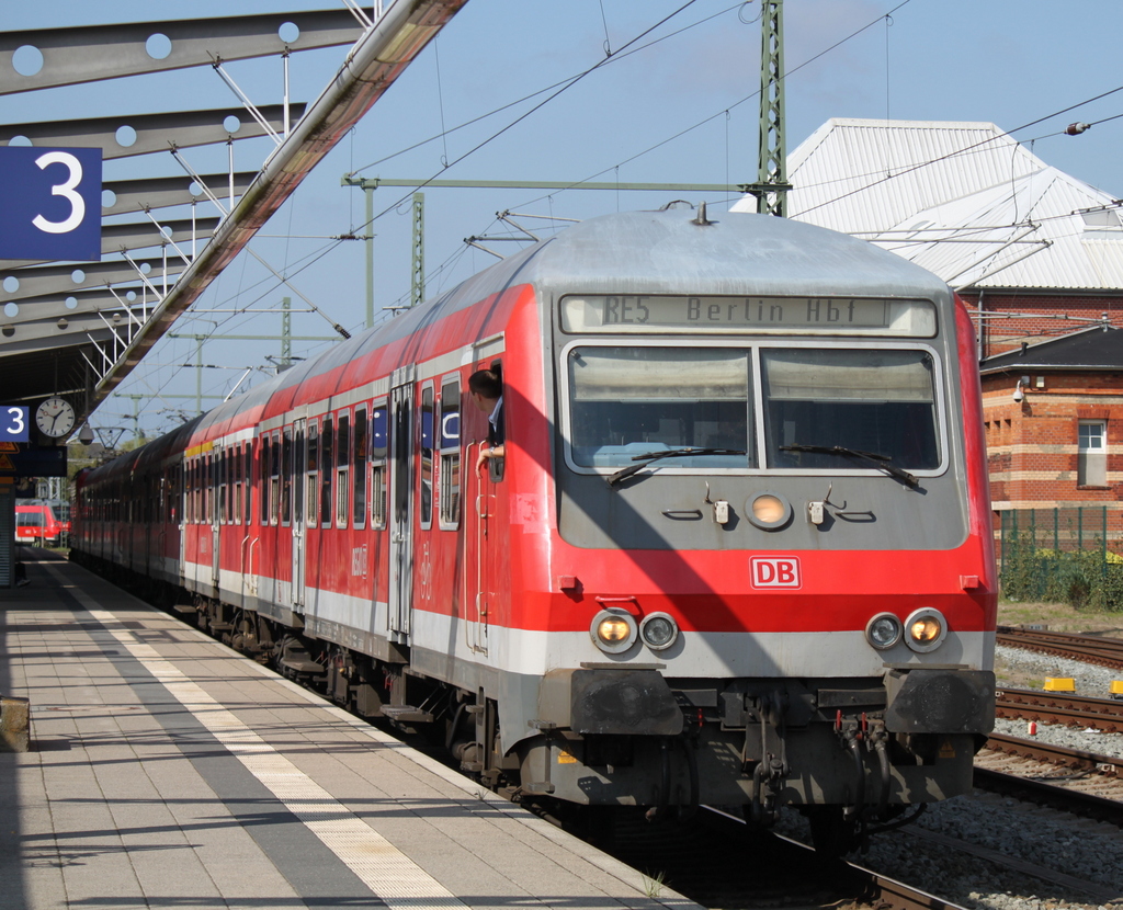 Baldiger Abschied vom IRE Rostock-Berlin:Bybdzf-Steuerwagen als IRE 18539 von Rostock Hbf nach Berlin Hbf(tief)bei der Ausfahrt im Rostocker Hbf geschoben hatte die ex Kieler 112 148-2 Aufgenommen am 12.09.2014 