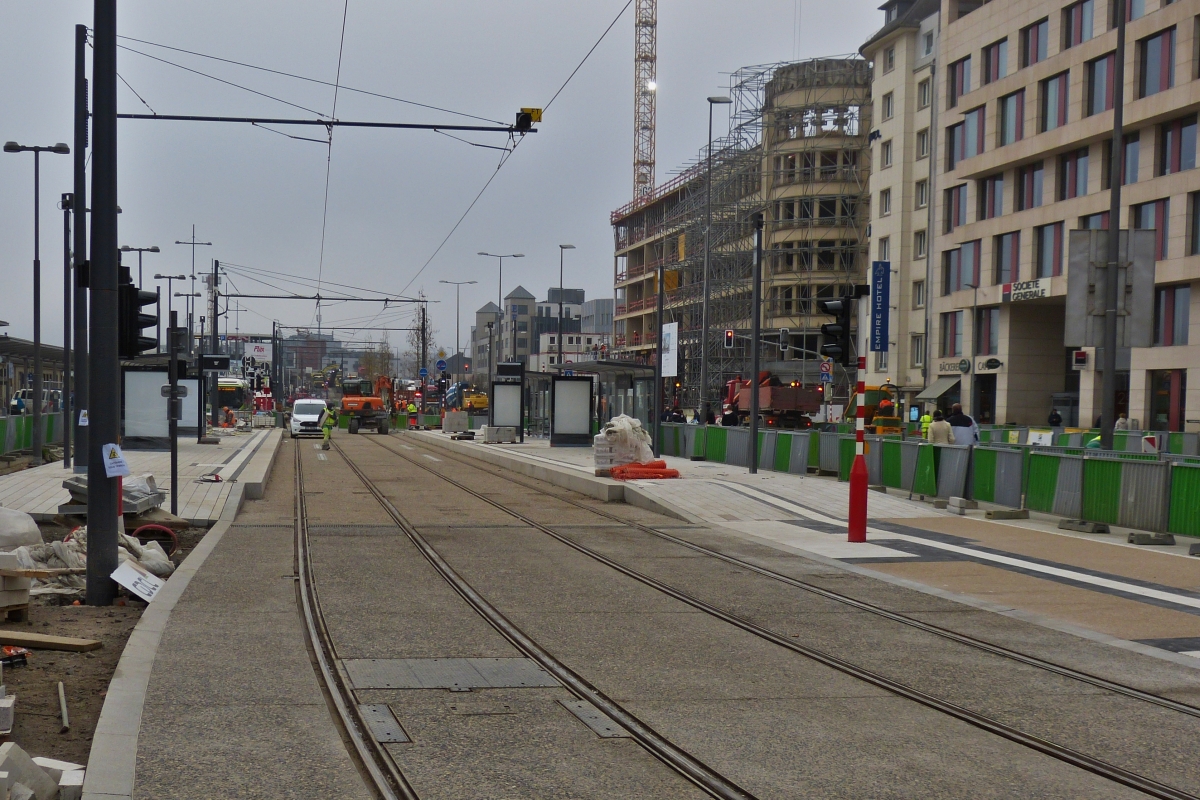 Bauarbeiten an der neuen Straenbahnhaltestelle am Hauptbahnhof der Stadt Luxemburg. 
Ab dem 13. Dezember 2020 verkehrt die Straenbahn im Regelbetrieb ab hier bis zur Haltestelle Luxexpo in Luxembourg-Kirchberg. 18.11.2020 (Hans)
