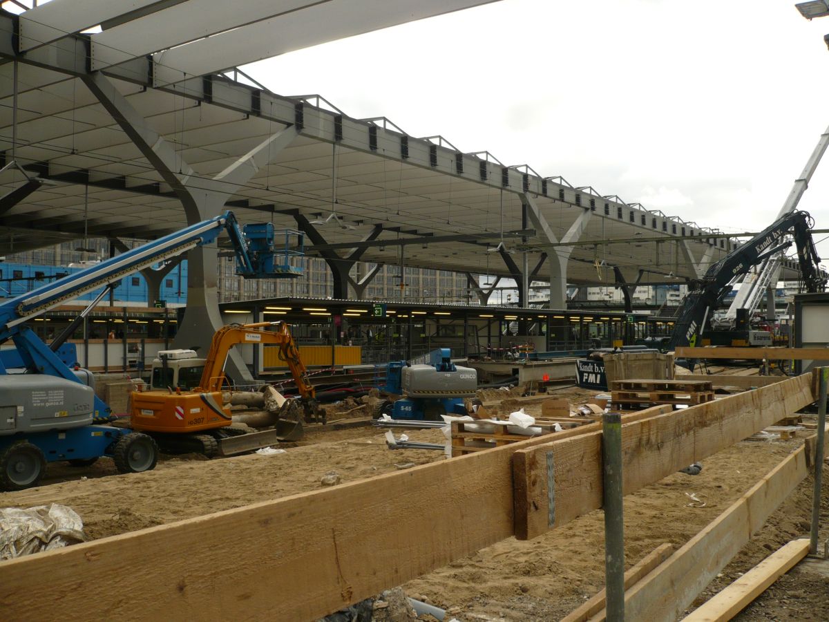 Bauarbeiten Bahnsteig Gleis 8 und 9 Rotterdam Centraal Station 05-10-2011.

Perron spoor 8 en 9 Bouw van de nieuwe reizigerstunnel onder spoor 9, 10 en 11 Rotterdam CS 05-10-2011.