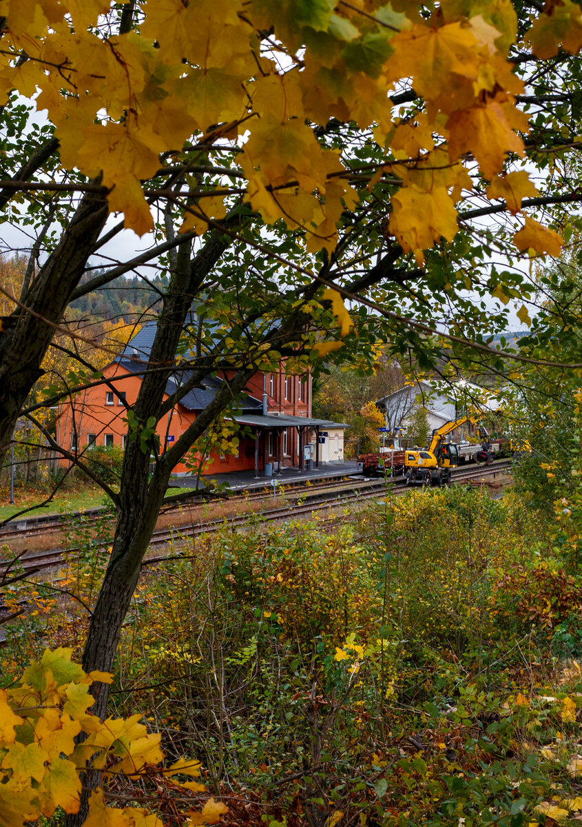 Baustelle Bahnhof Herdorf nun am Sonntagmorgen des 26 Oktober 2025, auch wenn es weithin k�hl und windig ist, so regnet es (kurzzeitig) wenigstens mal nicht. Doch trotz der bescheidenen Wetterverh�ltnisse, sind die Arbeiten seit gestern Nachmittag sehr gut vorangegangen. Die neue Weiche 3 und das neue Gleis als Anschuss von Weiche 26 an Gleis 4 sind eingebaut. Nun muss noch Eingeschottert und sp�ter Gestopft werden. 

Zurzeit werden die alten ausgebauten Gleis- und Weichenst�cke zerlegt und mittels Zweiwegebagger auf Res-Flachwagen verladen. 