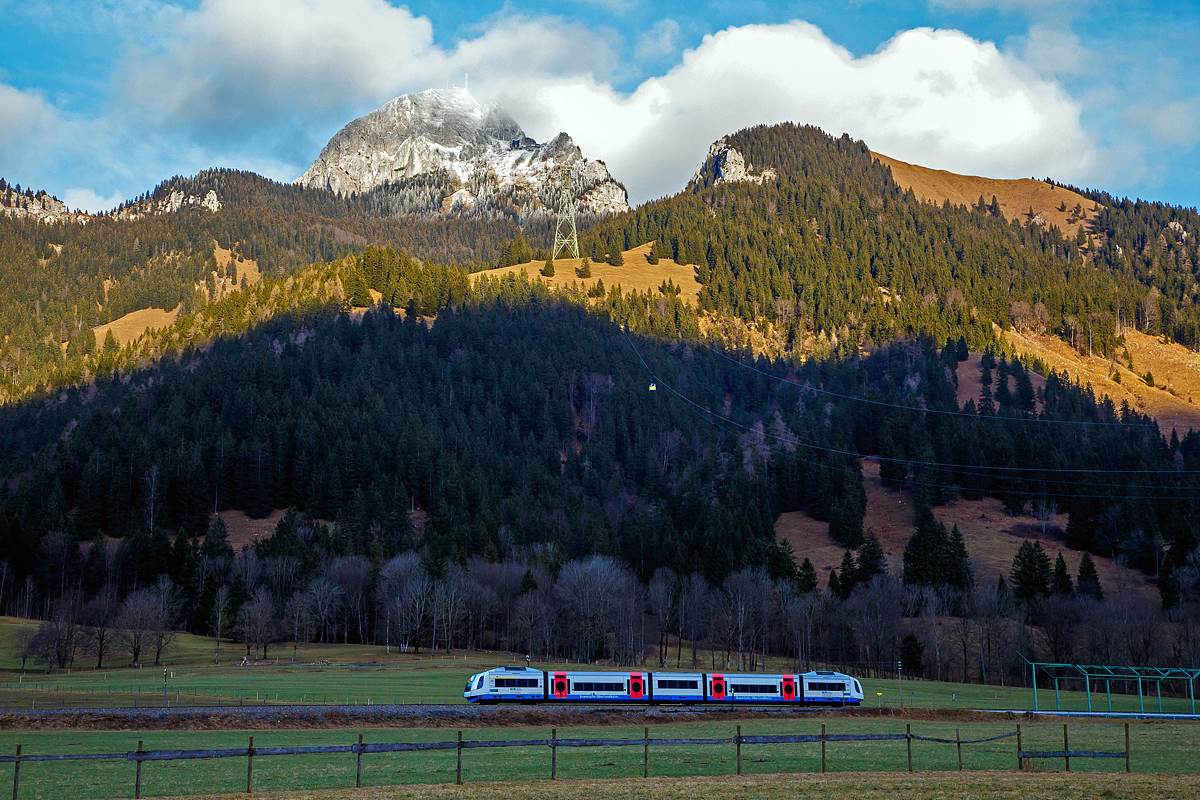 
Bayrischzell-Osterhofen (Oberbayern) am 28.12.2016: 
Whrend der VT 117   Warngau   (95 80 0609 117-6 D-BOBy), ein Integral S5D95, der Bayerische Oberlandbahn GmbH (BOB), schon im Schatten, bald die Station Osterhofen (Oberbayern) erreicht, wird der 1.838 m hohe Wendelstein noch angestrahlt und dem Gipfel umhllen noch einige Wolken. 

Die Wendelstein-Seilbahn fhrt gerade auch, die gut zuerkennende Gondel 2 befindet sich gerade auf Talfahrt befindet.
Die Bergstation der Wendelstein-Seilbahn  befindet 1.724 m ber NN, die Talstation auf 792 m. In 7 Minuten berwindet sie damit einen Hhenunterschied von 932 m, bei einer Streckenlnge von 2.953 m.

Wir waren mit der Zahnradbahn oben. Whrend hier unten sehr angenahme Plusgrade sind, so waren es oben minis 6 Grad.

