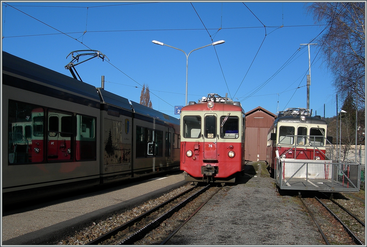 BDeh 2/4 74 und 75 und ihre Spiegelbilder im GTW 2/6 in Blonay. 
13. Jan. 2015 