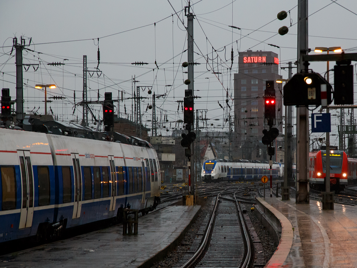 
Bedingt durch die Wetterlage war es am 08.02.2016 morgens um 9:46 Uhr in Kln noch recht dunkel, zudem war es etwas am regnen,  aber diese, fr mich neuen Gesichter, muss ich dann doch zeigen, auch wenn es nur „Hamster“ sind. 

Zwei gekuppelte neue fnfteilige Bombardier Talent 2 (BR 9 442) der National Express Rail GmbH (NX Rail) verlassen am 08.02.2016 den Hauptbahnhof Kln, als RE 7 „Rhein-Mnsterland-Express“ (Rheine – Mnster (Westf) – Hamm (Westf) – Hagen – Wuppertal – Solingen – Kln – Neuss – Krefeld), in Richtung Krefeld. Whrend hinten gerade zwei gekuppelte neue fnfteilige Bombardier Talent 2 (BR 9 442) in den Hbf Kln, als RB 48 „Rhein-Wupper-Bahn“ (Bonn-Mehlem - Wuppertal-Oberbarmen), einfahren.

Die National Express Rail GmbH (NX Rail) mit Sitz in Kln ist die deutsche Tochtergesellschaft des britischen Verkehrsunternehmens National Express Group, kurz NX Group. Im Februar 2013 erhielt National Express zusammen mit IntEgro Verkehr im Rahmen einer europaweiten Ausschreibung den Zuschlag fr den Betrieb der nordrhein-westflischen Nahverkehrs-Linien RE 7 „Rhein-Mnsterland-Express“ und RB 48 „Rhein-Wupper-Bahn“ ab dem Fahrplanwechsel Dezember 2015.

Noch ein Wort zur Kategorie BR 442, auch wenn diese Bombardier Talent 2 nun bei der Baureihenbezeichnung eine „neun“ davor stehen haben (anstelle der null), so sind die Zge uerlich Baugleich. So sehe ich hier keinen Grund dafr neue Kategorien anzulegen. Der Grund liegt lediglich darin, dass die Nummernfolge voll belegt ist. So sind mittlerweile die Talent 2 im Deutschen Fahrzeugeinstellungsregister als 94 80 0442, 1442, 2442 und 9442 gefhrt. Die Mittelwagen tragen die Baureihenbezeichnung 443/1443/2443/9443.

Bei anderen Triebzgen wie zum Beispiel den FLIRT und den FLIRT 3 oder bei dem Alstom Coradia Continental BR 440 und BR 1440 macht es Sinn, da diese uerlich verschieben sind.