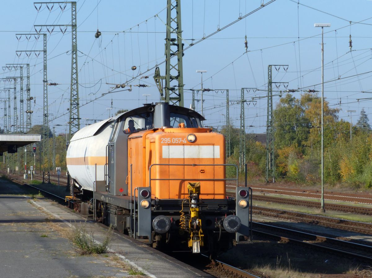 BEG (Bocholter Eisenbahngesellschaft) Diesellokomotive 295 057-4 Gleis 4 Emmerich am Rhein 31-10-2019.

BEG (Bocholter Eisenbahngesellschaft) diesellocomotief 295 057-4 Spoor 4 Emmerich am Rhein 31-10-2019.